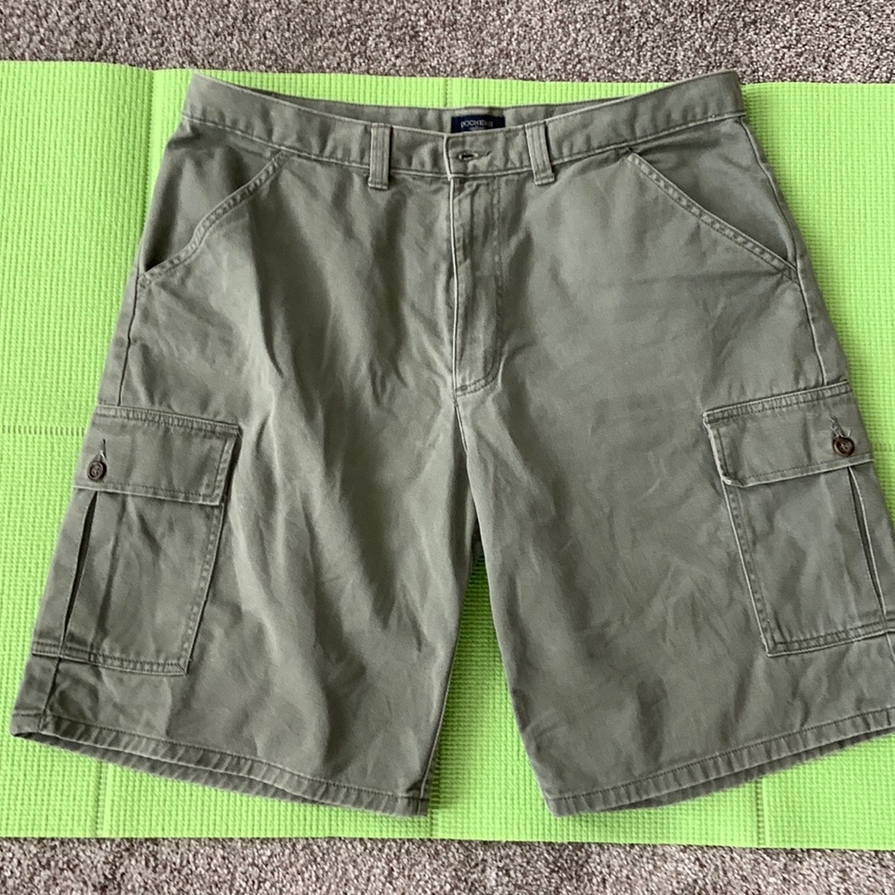 Dockers cargo shorts in light olive. Waist: 36”.